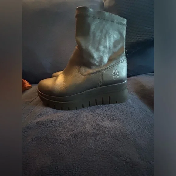 Fly London size 38 ankle boots.  Silver color in very good condition. - Picture 2 of 6